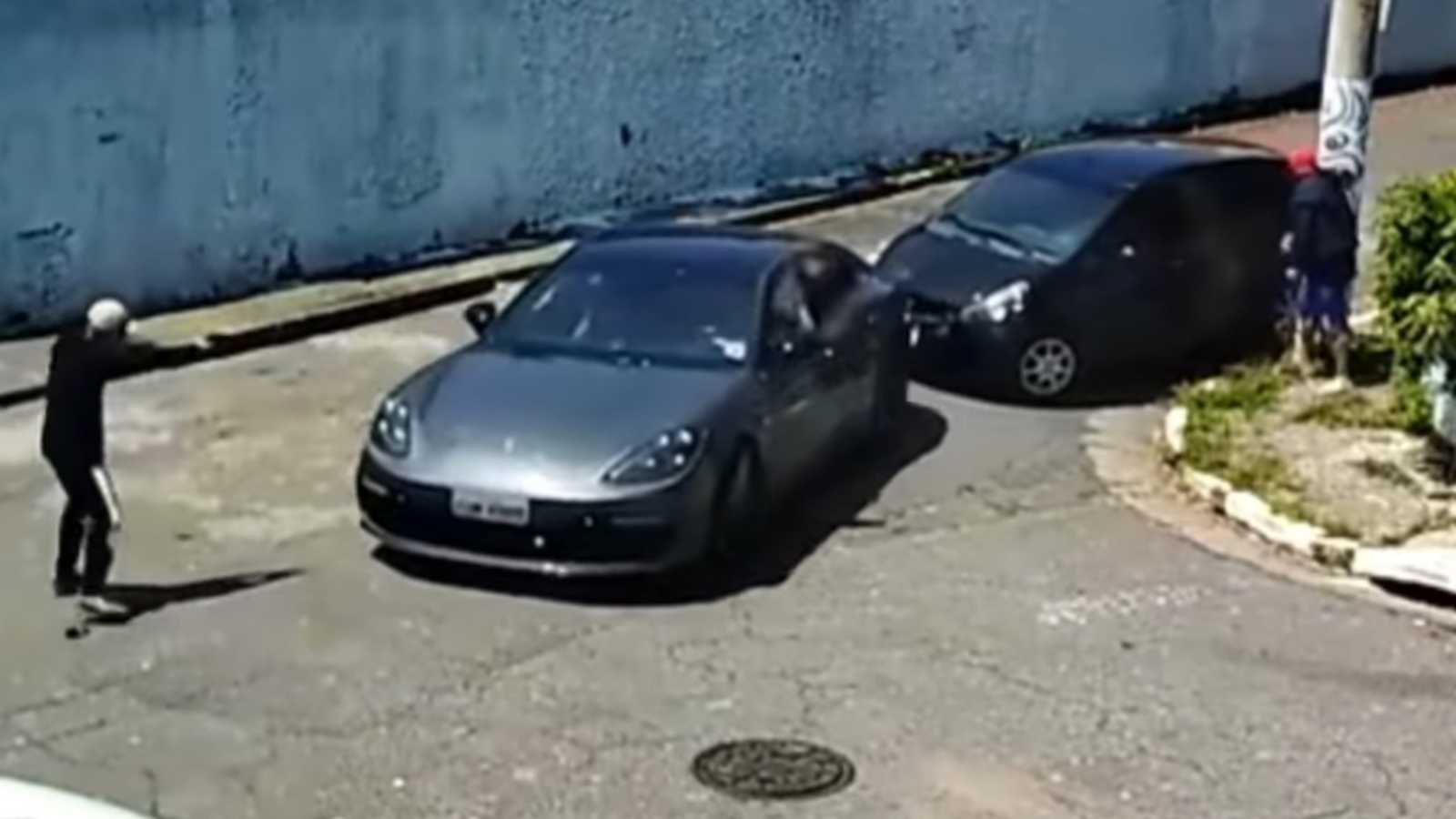 Vídeo: Porsche é baleado por criminosos durante tentativa de assalto em SP