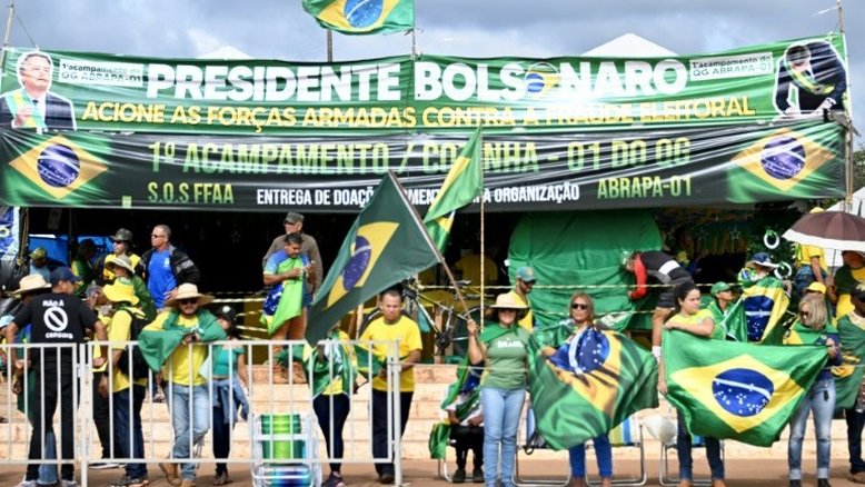 Bolsonaristas mantêm protesto em Brasília contra posse de Lula