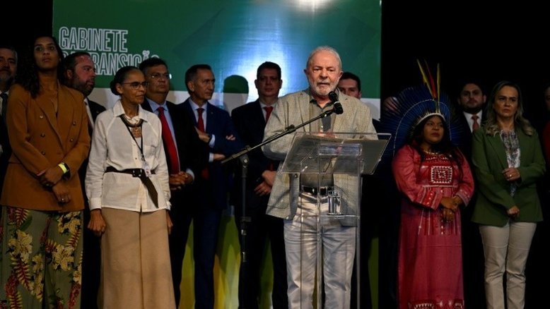 Lula completa gabinete com mulheres em ministérios chaves