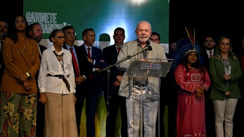 Lula completa gabinete com mulheres em ministérios chaves