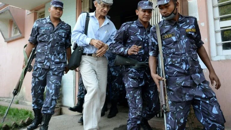 Assassino em série conhecido como "Serpente" deixa a prisão no Nepal