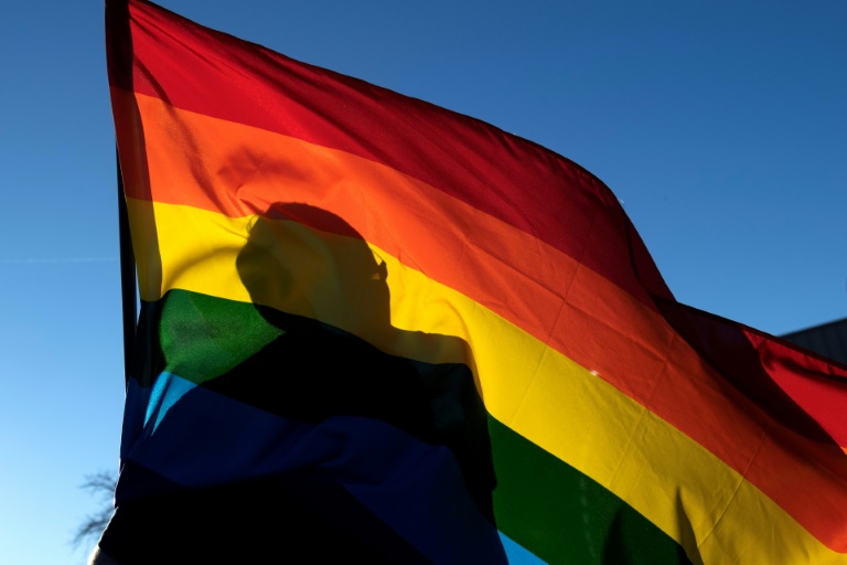 Uma bandeira LGBTQIA+ do lado de fora do Q Club em Colorado Springs em 20 de novembro de 2022, onde cinco pessoas foram mortas em um tiroteio durante o Dia da Memória do Transgênero - AFP