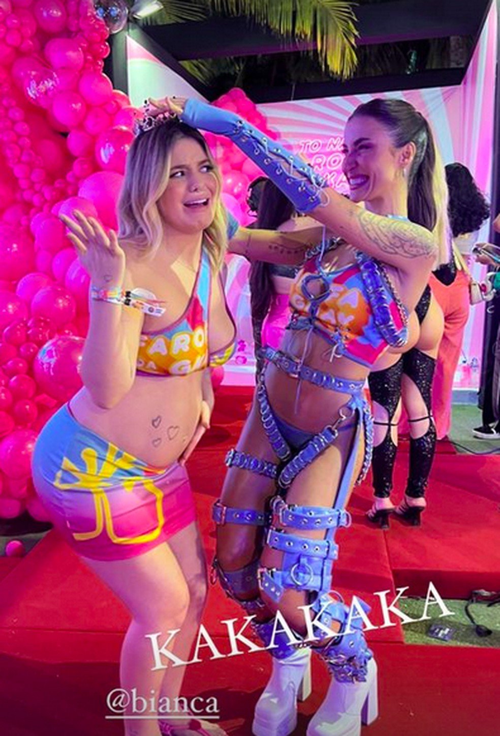 Grávida, Viih Tube passa 'coroa da pegação' para Bianca Andrade na Farofa da Gkay