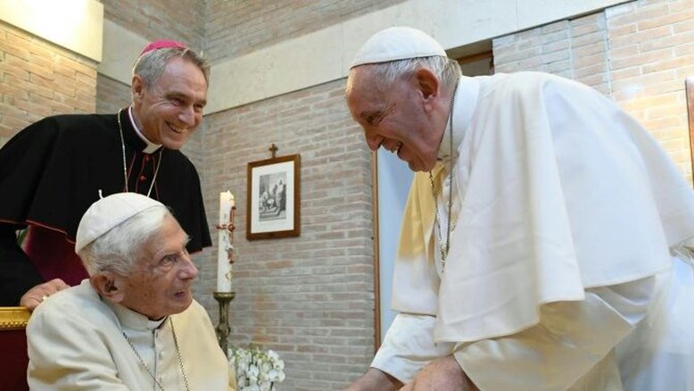 Bento XVI está "muito doente", revela papa Francisco