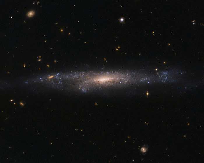A galáxia UGC 477 está localizada a pouco mais de 110 milhões de anos-luz de distância, na Constelação de Peixes. Ela é uma galáxia de baixo brilho de superfície (LSB), o que quer dizer está distribuída de forma mais difusa do que galáxias como Andrômeda e a Via Láctea. Com brilho de superfície até 250 vezes mais fraco, esse tipo de galáxia é difícil de detectar. A maior parte da matéria presente nas galáxias LSB está na forma de gás hidrogênio, em vez de estrelas. Diferentemente dos bulbos das galáxias espirais, os centros das galáxias LSB não contêm um grande número de estrelas. Acredita-se que isso ocorre porque elas são encontradas principalmente em regiões desprovidas de outras galáxias e, portanto, experimentaram menos interações galácticas e fusões que desencadeiam altas taxas de formação estelar