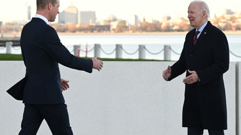 Biden e príncipe William se encontram brevemente em Boston