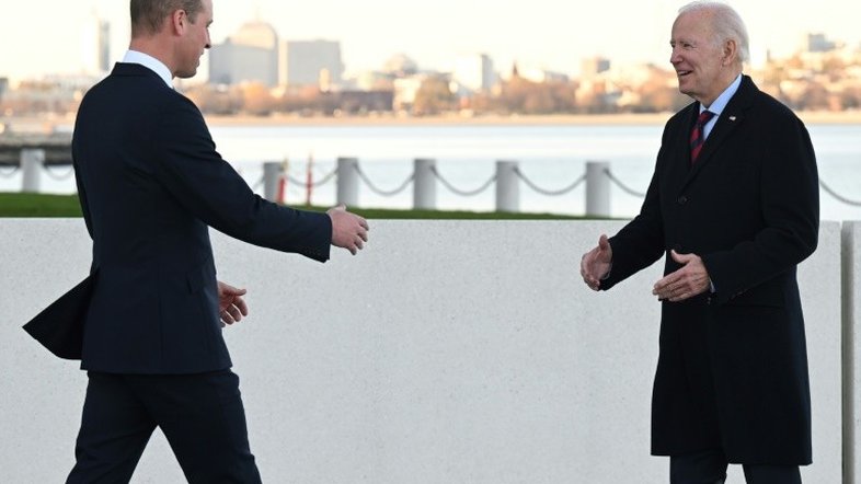 Biden e príncipe William se encontram brevemente em Boston