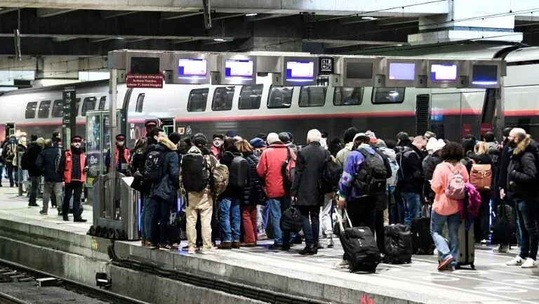 Greve de trens na França força passageiros a buscar alternativas para o Natal