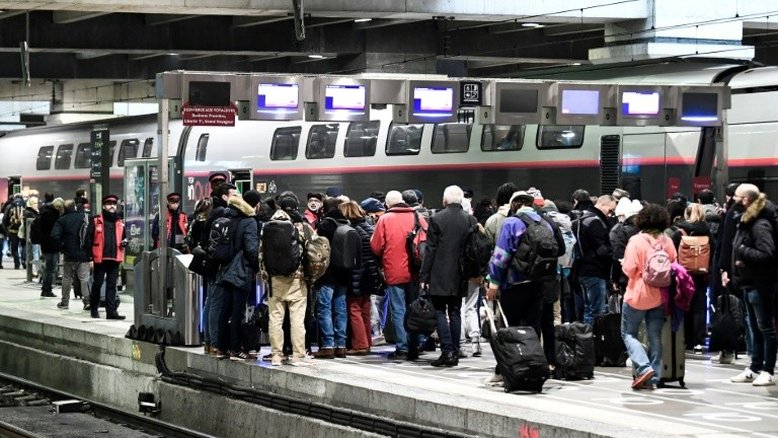 Greve de trens na França força passageiros a buscar alternativas para o Natal