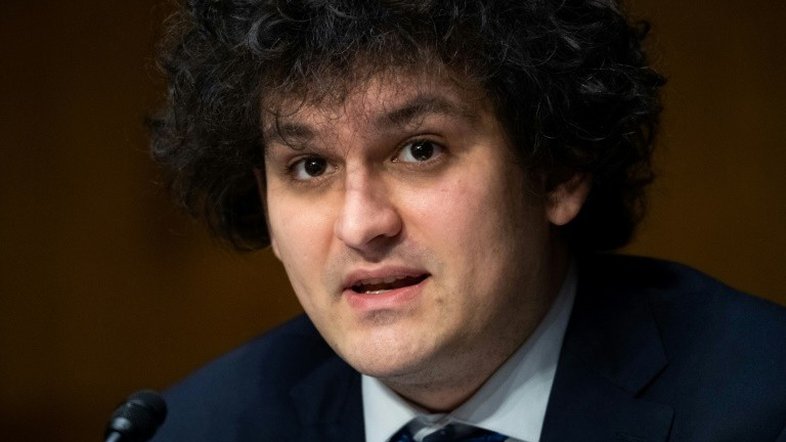 Fundador da FTX é preso nas Bahamas e acusado pela SEC