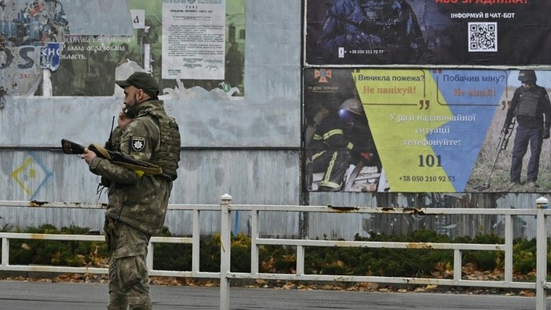 Bombardeio russo deixa Kherson sem luz e dois mortos