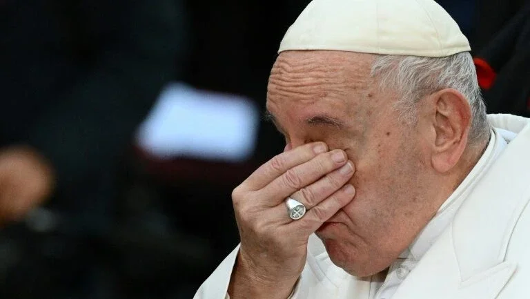 Papa chora ao falar da guerra na Ucrânia 
