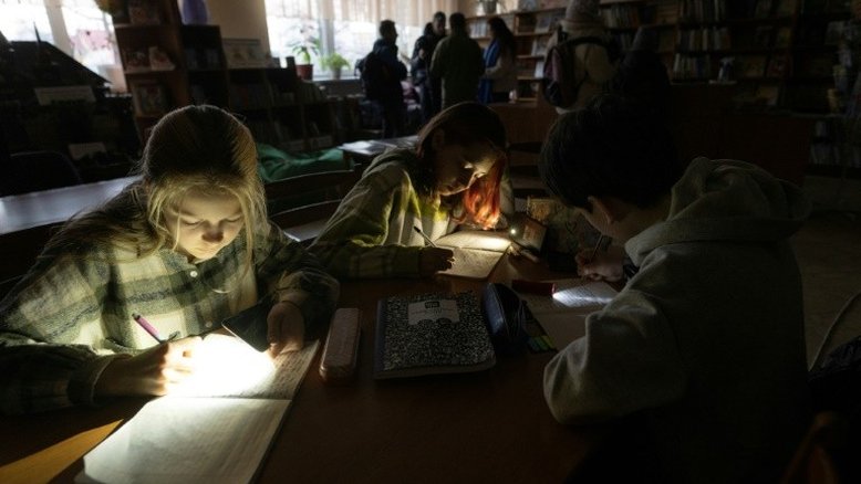 Biblioteca de Irpin se torna oásis em cidade mártir da Ucrânia