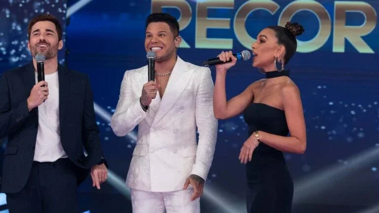 Família Record: Tierry se apresenta na confraternização de fim de ano da emissora