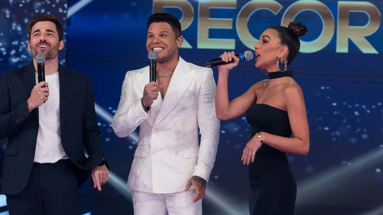 Família Record: Tierry se apresenta na confraternização de fim de ano da emissora