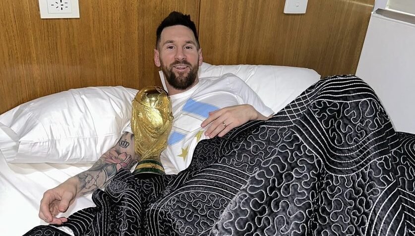 Messi publica foto dormindo ao lado da taça da Copa do Mundo: 'Bom dia' 2 messi
