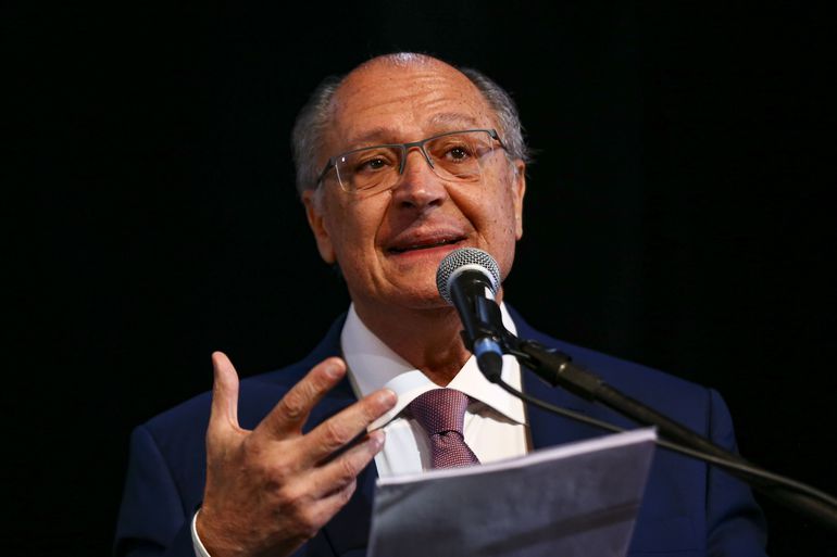 O vice-presidente eleito, Geraldo Alckmin, durante cerimônia de entrega do relatório final da transição de governo e anúncio de novos ministros.
