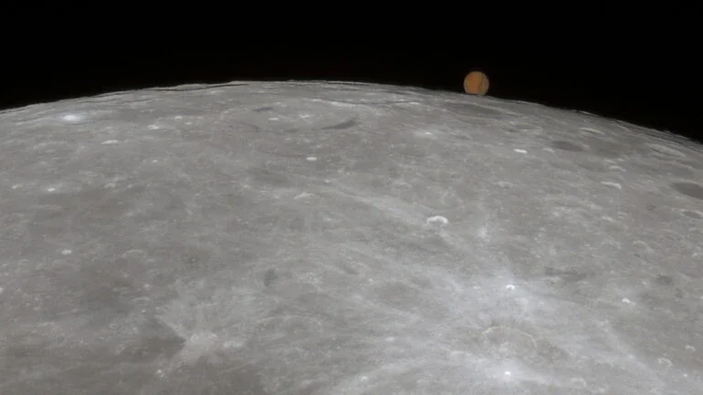 Nesta imagem, Marte parece surgir logo acima da cratera lunar Abel, de fundo escuro, próxima à borda Sudeste da Lua. A grande cratera de impacto, ao Norte da Lua e à esquerda da imagem, chama-se Humboldt. O registro foi feito no último dia 7 de dezembro, quando Marte estava bem perto da Lua Cheia. O planeta vermelho chegou a ser ocultado pelo nosso satélite natural em alguns pontos na Europa e na América do Norte. Cerca de uma hora depois de desaparecer atrás do disco lunar, vê-se Marte reaparecer nesta imagem combinada, feita em San Diego (EUA). O planeta estava a apenas 82 milhões de quilômetros de distância, em oposição ao Sol
