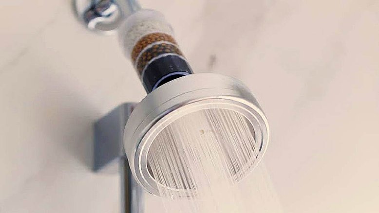 Descobrimos um chuveiro que cuida do cabelo enquanto lava e enxagua