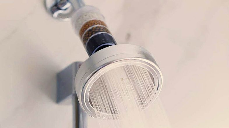 Descobrimos um chuveiro que cuida do cabelo enquanto lava e enxagua
