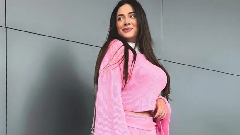 Juju Salimeni discute com seguidor após assistir nudez em série: 