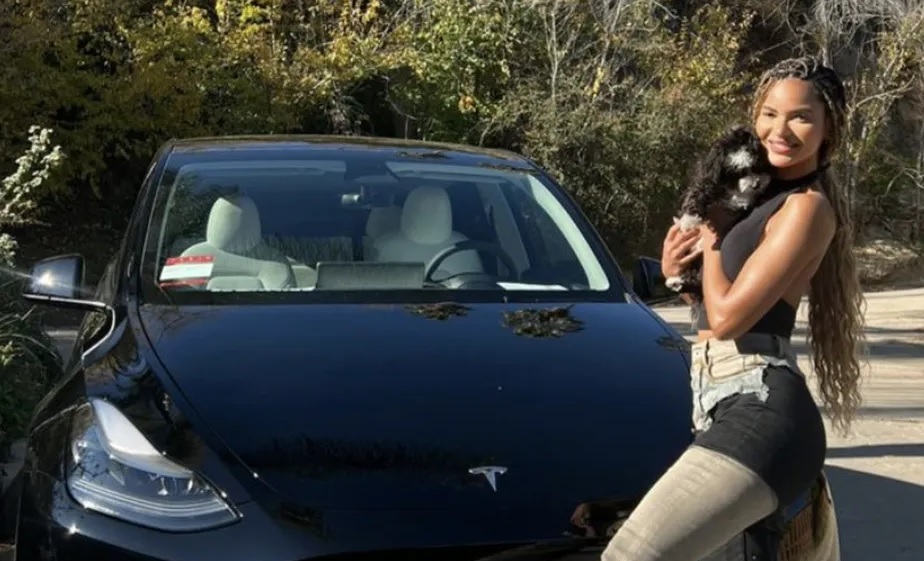 Ex de Kanye West, modelo Juliana Nalú compra carro avaliado em mais de R$ 500 mil