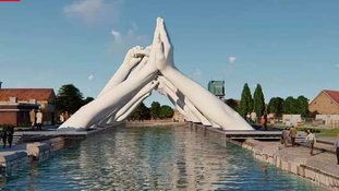 Obra de Lorenzo Quinn na Bienal de Veneza de 2019