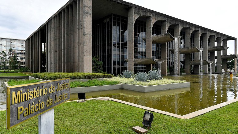 TJ-AM manda prender Luciene Barbosa, a 'dama do tráfico' que esteve em ministério