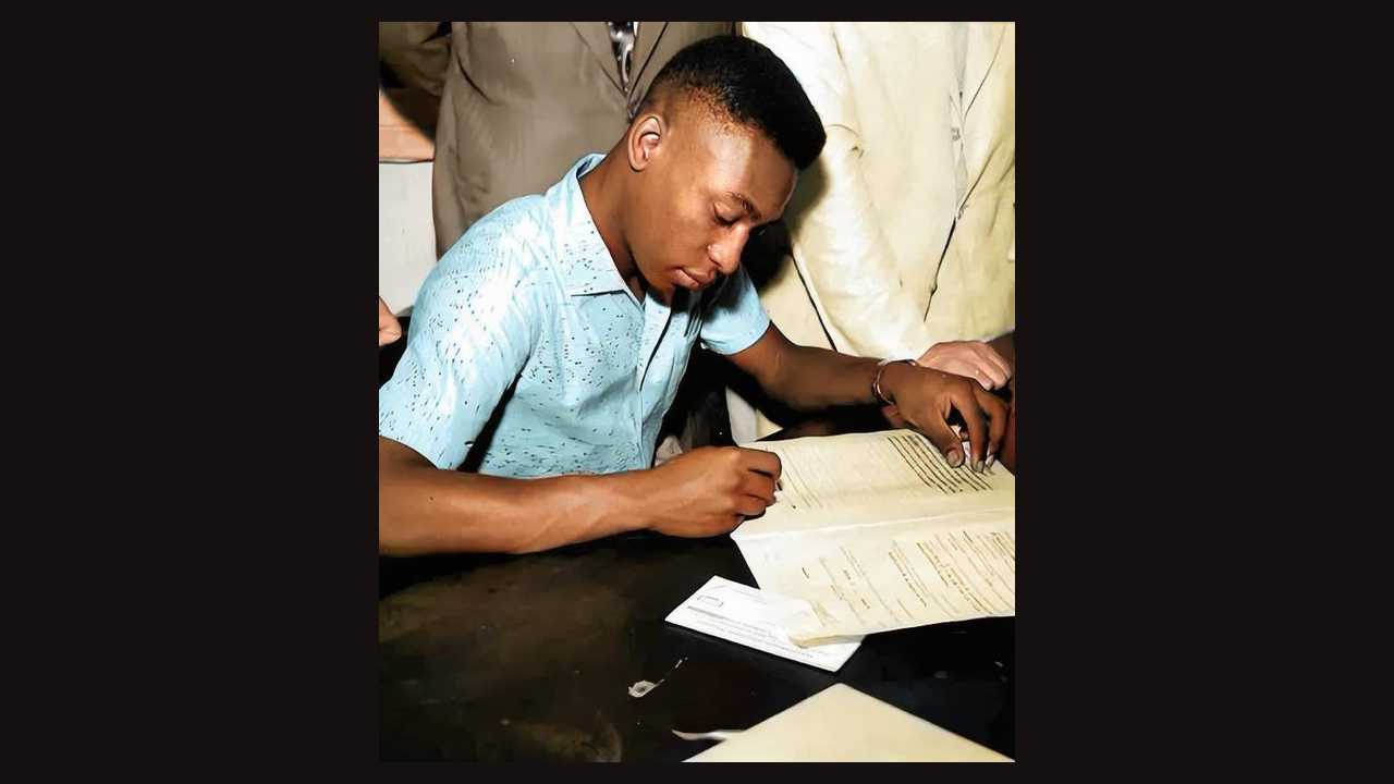 Pelé assina seu primeiro contrato com o Santos em 1957
