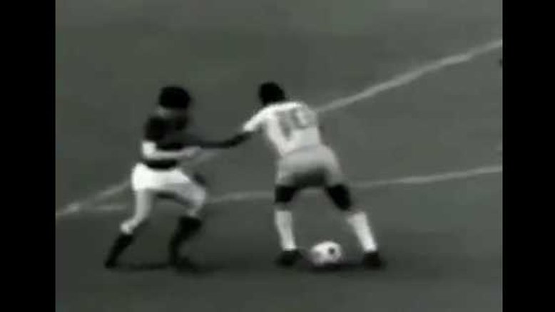 Pelé dribla adversário