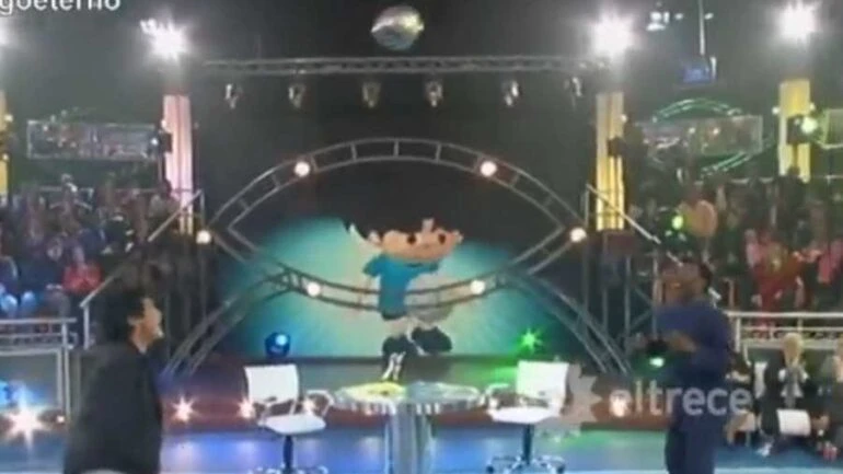 Pelé e Maradona trocam embaixadinhas de cabeça no programa La Noche del 10