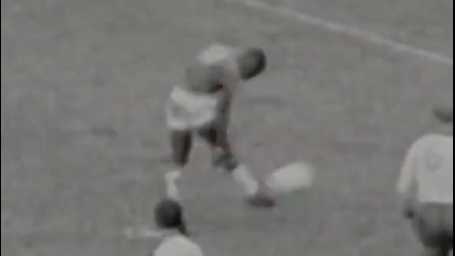 Pelé faz gol pela seleção brasileira na Copa de 1958