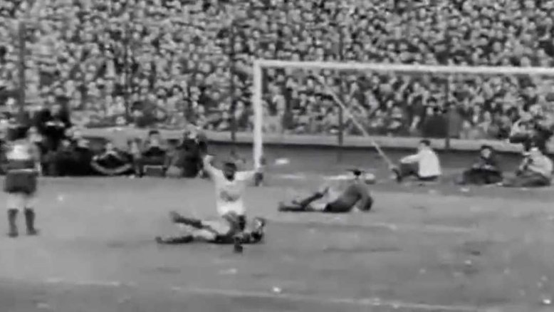 Pelé festeja o segundo gol do Santos contra o Boca Juniors na final da Libertadores de 1963