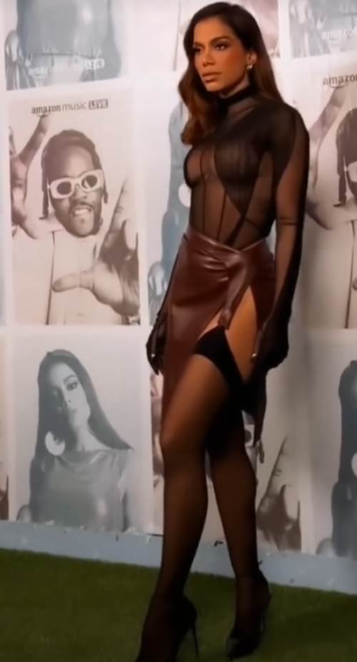 Foto: Look de Anitta no tapete vermelho do Amazon Music Live chama atenção