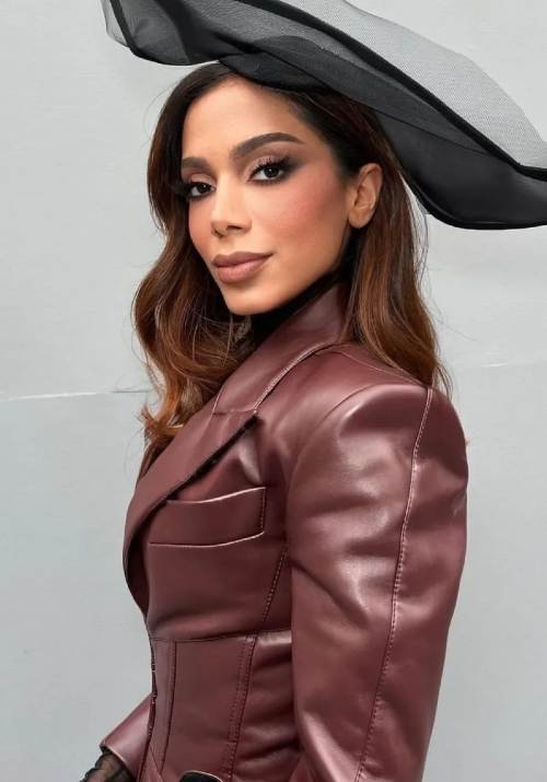 Foto: Look de Anitta no tapete vermelho do Amazon Music Live chama atenção