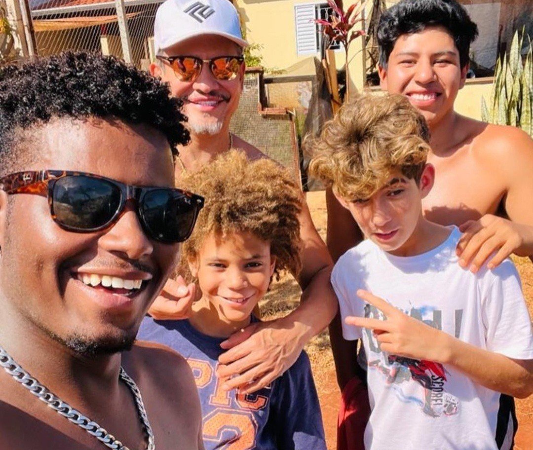 Madonna inspira designer brasileiro Paulo Camargo a adotar em diferentes países