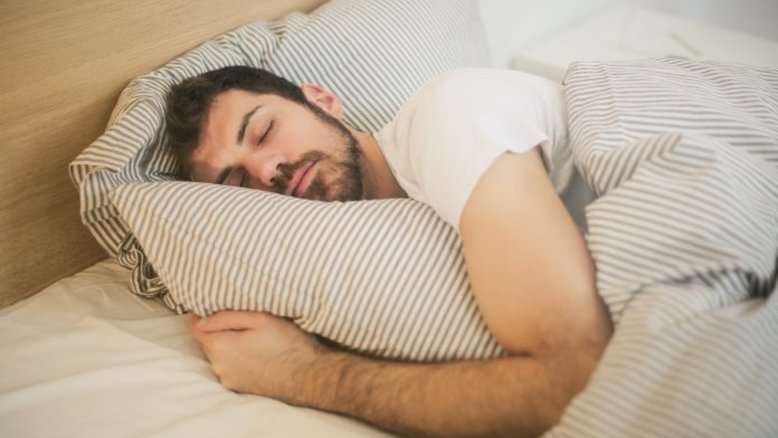 Ouvir palavras relaxantes durante o sono faz bem ao coração, diz estudo