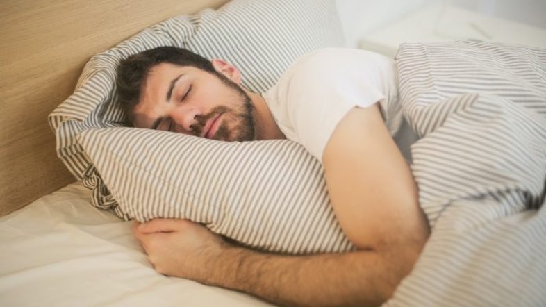 Ouvir palavras relaxantes durante o sono faz bem ao coração, diz estudo