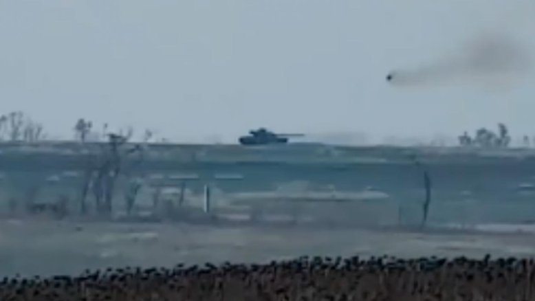 Vídeo mostra a dramática fuga de tanque ucraniano antes de ser atingido por mísseis e explodir