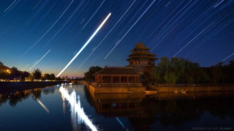 Neste cartão postal, as estrelas seguem um caminho através de um céu matinal. A imagem é construída a partir de exposições consecutivas feitas ao longo de quase três horas com uma câmera fixada em um tripé ao lado da Cidade Proibida em Pequim, China, em 24 de junho de 2022. Nessa data os planetas do Sistema Solar se alinharam e deixaram seus próprios rastros antes do nascer do Sol. Saturno foi o primeiro a nascer naquela manhã, e a trilha do planeta dos anéis começa perto da borda superior direita, quase fora do quadro. O planeta mais interno, Mercúrio, surgiu apenas um pouco antes do Sol. Deixou o rastro mais curto, visível contra o crepúsculo perto do horizonte na extrema esquerda. Urano e Netuno são fracos e difíceis de encontrar