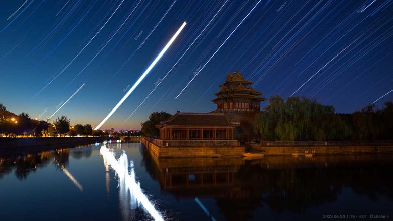 Neste cartão postal, as estrelas seguem um caminho através de um céu matinal. A imagem é construída a partir de exposições consecutivas feitas ao longo de quase três horas com uma câmera fixada em um tripé ao lado da Cidade Proibida em Pequim, China, em 24 de junho de 2022. Nessa data os planetas do Sistema Solar se alinharam e deixaram seus próprios rastros antes do nascer do Sol. Saturno foi o primeiro a nascer naquela manhã, e a trilha do planeta dos anéis começa perto da borda superior direita, quase fora do quadro. O planeta mais interno, Mercúrio, surgiu apenas um pouco antes do Sol. Deixou o rastro mais curto, visível contra o crepúsculo perto do horizonte na extrema esquerda. Urano e Netuno são fracos e difíceis de encontrar