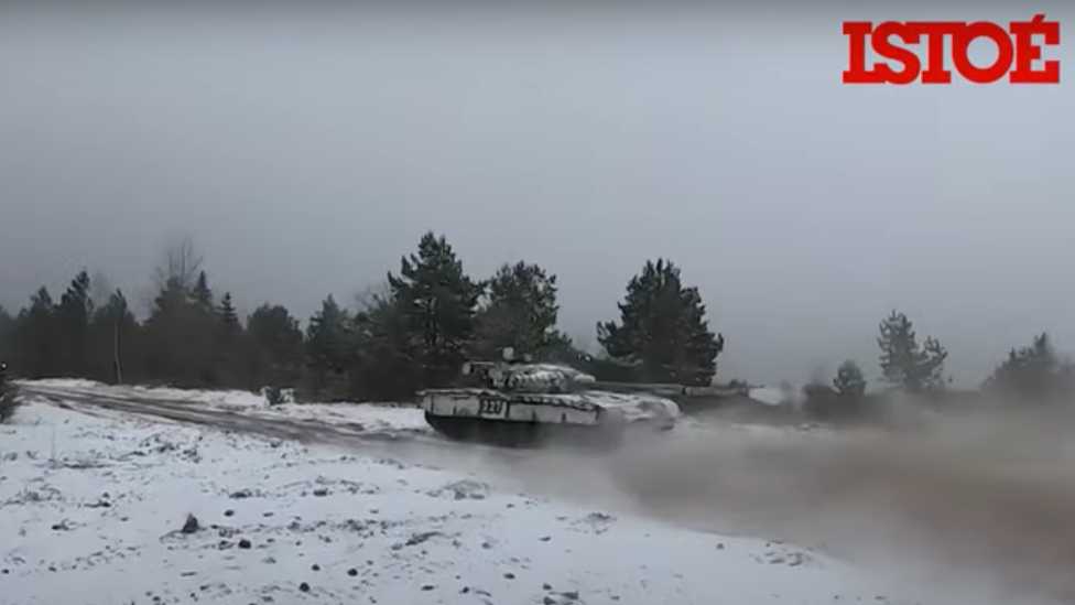 Tropas russas fazem treino intenso na neve