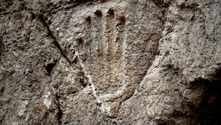 Arqueólogos investigam significado de uma mão esculpida em fosso de mil anos em Jerusalém