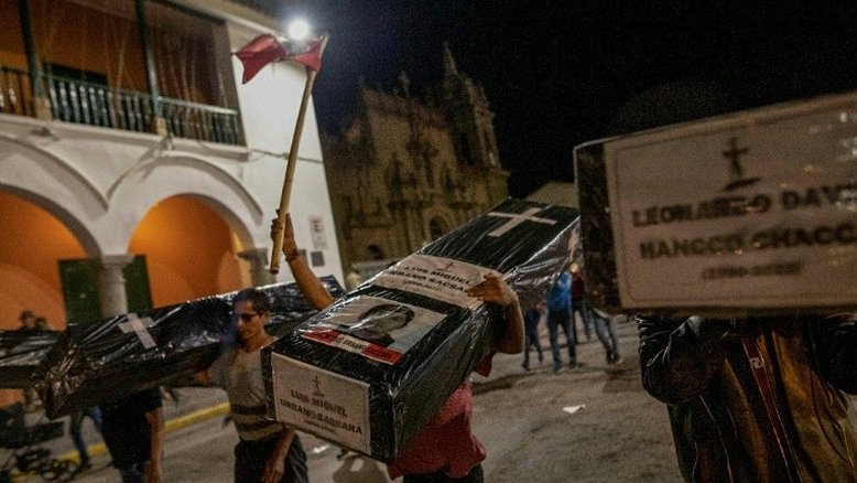 Lima é palco de protestos pela renúncia da presidente do Peru