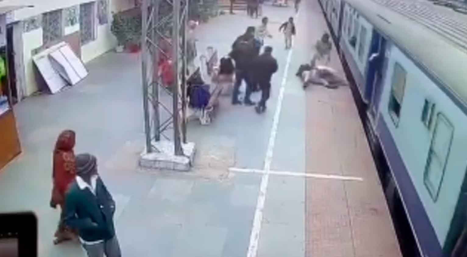 VÍDEO: Passageiro quase causa uma tragédia ao entrar em trem em movimento