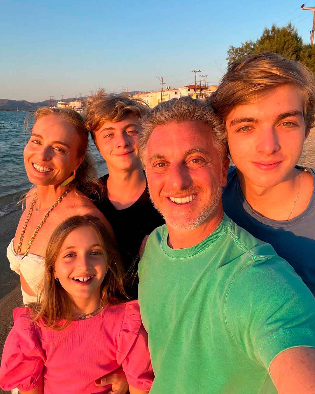 Angélica faz dancinha com caçula de Luciano Huck 4 Além de Eva, Angélica e Luciano Huck são pais ainda de Joaquim, de 17 anos, e Benício, de 15.