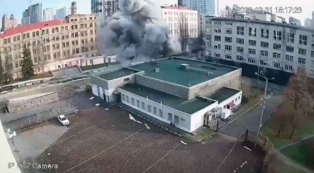 VÍDEO: Câmeras de segurança flagram o momento em que míssil atinge hotel em Kiev na véspera do ano-novo 3 Câmeras de segurança flagram o momento em que míssil atinge hotel em Kiev, na véspera do véspera do ano-novo