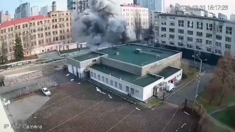 Câmeras de segurança flagram o momento em que míssil atinge hotel em Kiev, na véspera do véspera do ano-novo