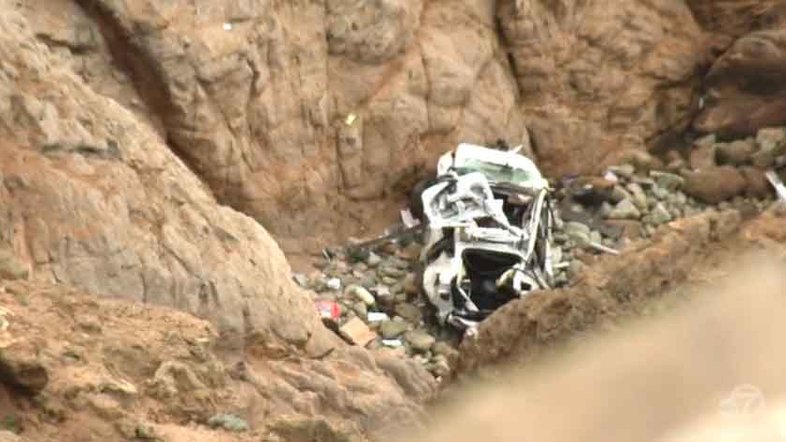 VÍDEO: Tesla cai de penhasco de 75 metros na Califórnia e passageiros sobrevivem. Foto: Reprodução