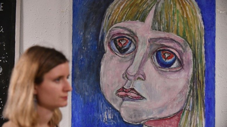 Artista expõe cartazes pacifistas na Rússia em pleno conflito com a Ucrânia
